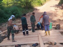 Pengerjaan Jembatan Darurat di Desa Bedeng Rejo Terus Dikebut Satgas TMMD 122 Kodim 0420/Sarko