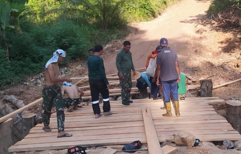 Pengerjaan Jembatan Darurat di Desa Bedeng Rejo Terus Dikebut Satgas TMMD 122 Kodim 0420/Sarko
