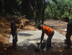 Satgas TMMD 122 Kodim 0420/Sarko Bersama Pemuda Bedeng Rejo Gotong Royong Bangun Saung di Lokasi Hanpangan