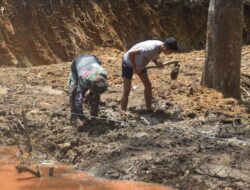 Anggota Satgas TMMD ke 122 Kodim 0420 Sarko Pasang Pipa Distribusi Air Kolam