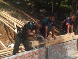 Pembangunan Kandang Kambing Terus Dikebut Anggota Satgas TMMD ke 122 Kodim 0420 Sarko 