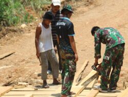 Anggota Satgas TMMD ke 122 Kodim 0420 Sarko Rapikan Lantai Jembatan Darurat 