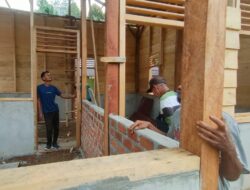 Satgas TMMD 122 Kodim 0420/Sarko Pasang Dinding Papan RTLH Supardi Warga Desa Bedeng Rejo