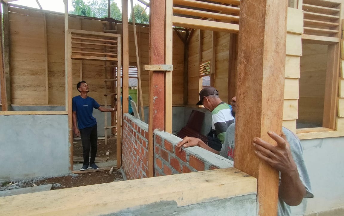 Satgas TMMD 122 Kodim 0420/Sarko Pasang Dinding Papan RTLH Supardi Warga Desa Bedeng Rejo