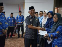 Pj Bupati Salurkan Uang Duka dan Tali Asih ke 67 Orang Kangcik Mohza Berterima Kasih Atas Pengabdian yang Diberikan