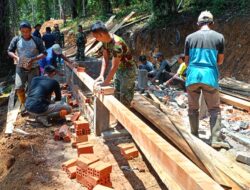 Warga dan Anggota Satgas TMMD ke 122 Kodim 0420 Sarko Gotong Royong Bangun Kandang Kambing 