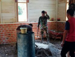 Agar Layak Huni Lantai Rumah Yabani Dicor Semen Oleh Satgas TMMD 122 Bersama Warga