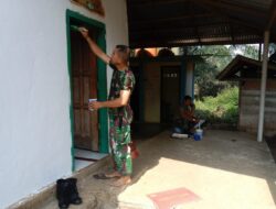 Anggota Satgas TMMD ke 122 Kodim 0420/Sarko Membersihkan dan Mengecat Mushola Nurul Huda Desa Bedeng Rejo