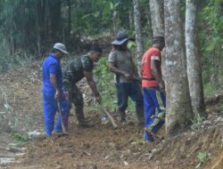 Gotong Royong Bersama Warga, Anggota Satgas TMMD ke 122 Kodim 0420/Sarko Membersihkan Jalan Menuju Lokasi Hanpangan