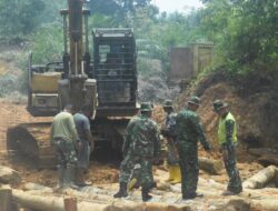 Jembatan Darurat Dititik II Mulai Dikerjakan Satgas TMMD ke 122 Kodim 0420/Sarko