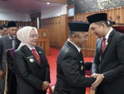 Jangcik Ucapkan Selamat kepada Pimpinan DPRD Provinsi Jambi Setelah Diambil Sempah Janji Oleh Ketua Pengadilan Tinggi Jambi