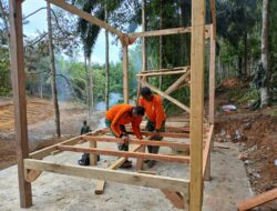 Anggota Satgas TMMD 122 Kodim 0420 Sarko Mulai Pasang Kerangka Saung Warga 