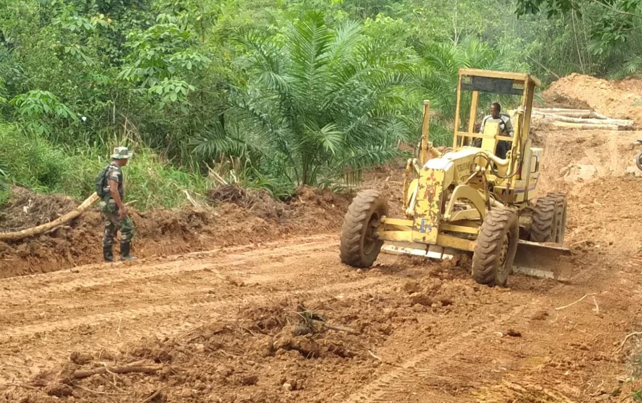 Jalan Penghubung Desa Bedeng Rejo ke Desa Sungai Putih Kembali Dirapikan Oleh Satgas TMMD ke 122 Kodim 0420/Sarko