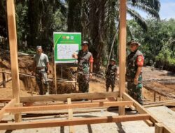 Dansatgas TMMD ke 122 Kodim 0420 Sarko Letkol Inf Suyono Cek Proses Pembuatan Saung