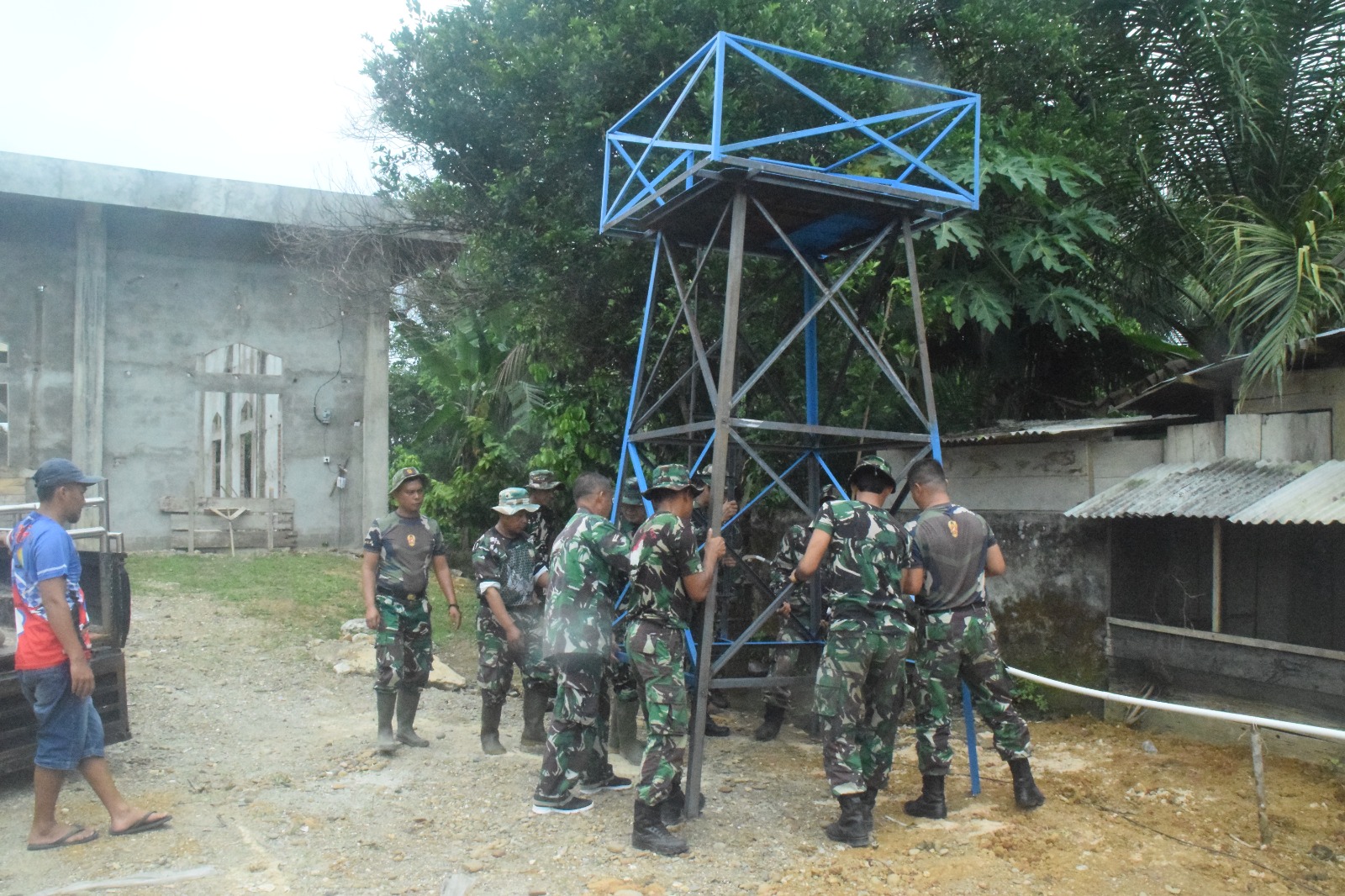 Anggota Satgas TMMD 122 Kodim 0420/Sarko Siapkan Tower Air Untuk Mesjid Darussalam Desa Bedeng Rejo