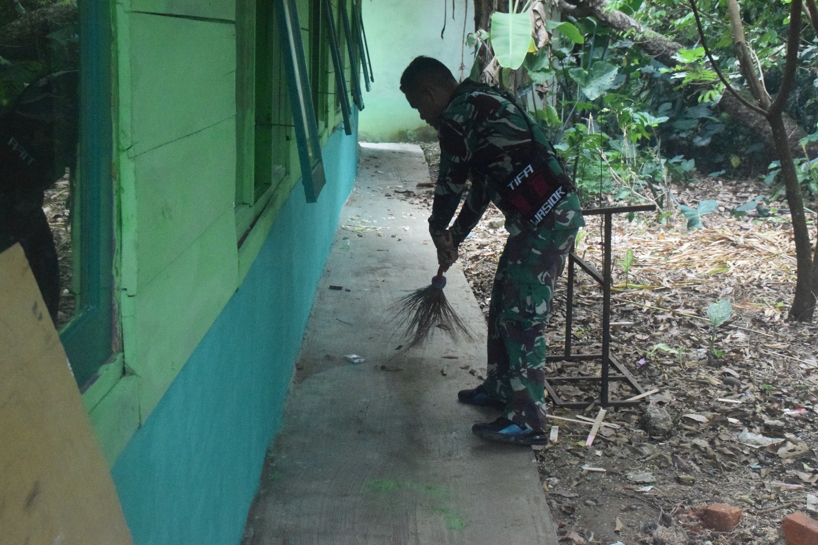 Tak Ada Hentinya, Anggota Satgas TMMD ke 122 Kodim 0420 Sarko Bersihkan Area Madrasah Darul Ulum Desa Bedeng Rejo