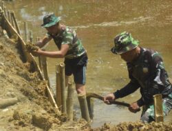 Anggota Satgas TMMD ke 122 Kodim 0420 Sarko Pasang Kayu Penahan Dinding Kolam