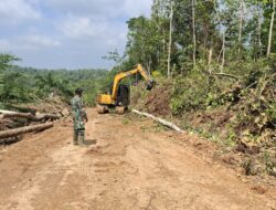 Perbaiki Drainase, Excavator Terus Bekerja di Pembukaan Jalan TMMD 122 Kodim 0420/Sarko 