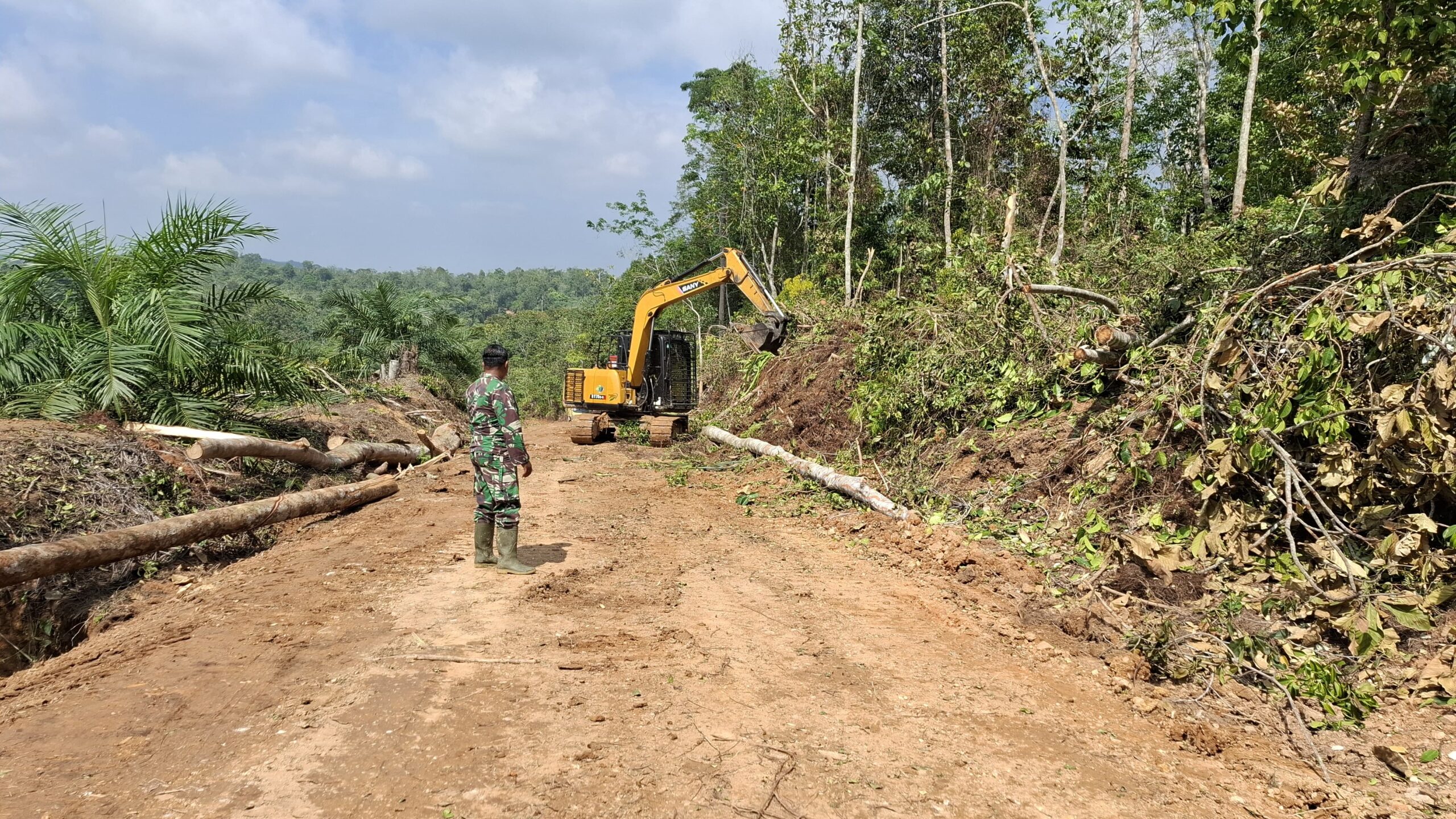 Perbaiki Drainase, Excavator Terus Bekerja di Pembukaan Jalan TMMD 122 Kodim 0420/Sarko 