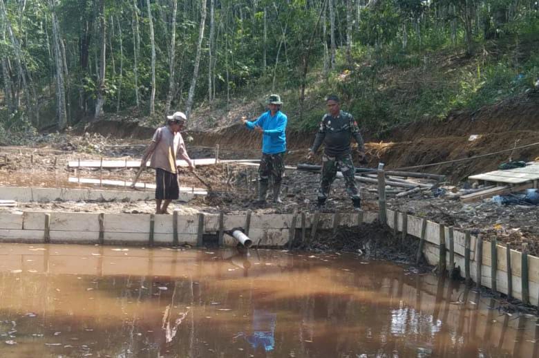 Anggota Satgas TMMD ke 122 Kodim 0420 Sarko Bersama Masyarakat Perbaiki Lokasi Kolam