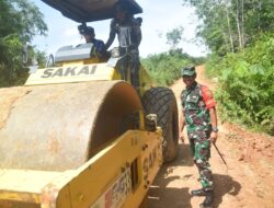 Dansatgas TMMD ke 122 Kodim 0420 Sarko Pantau Langsung Pengerjaan Pengerasan Jalan di Desa Bedeng Rejo