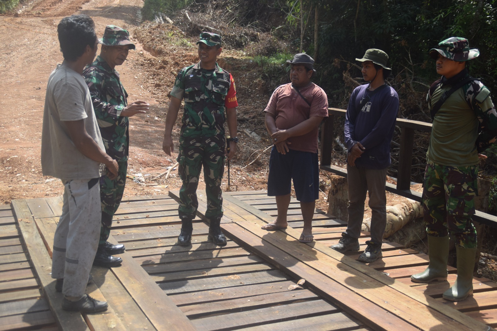 Dansatgas TMMD ke 122 Kodim 0420 Sarko Cek Kesiapan Bangunan Jembatan Darurat 