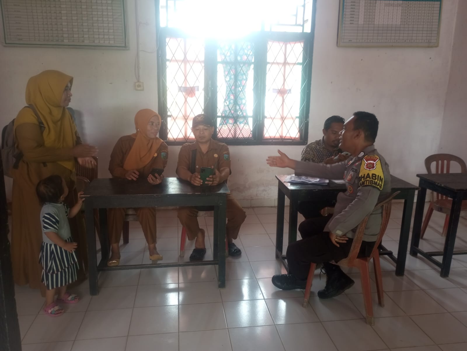 Jelang Pemilihan Bupati Dan Wakil Bupati Sarolangun Bhabinkamtibmas Gencar Lakukan Himbauan