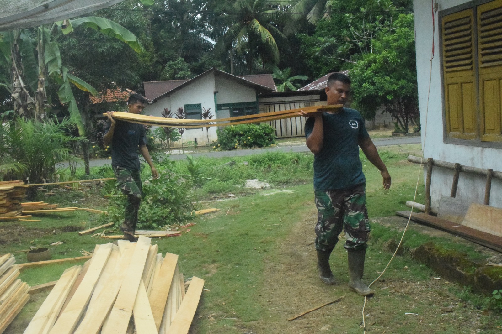 Anggota Satgas TMMD 122 Kodim 0420 Sarko Siapkan Material Papan Untuk Dinding dan Lantai Saung