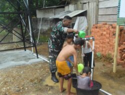 Anggota Satgas TMMD ke 122 Kodim 0420 Sarko Bercengkrama Dengan Anak-anak Warga Desa Bedeng Rejo 