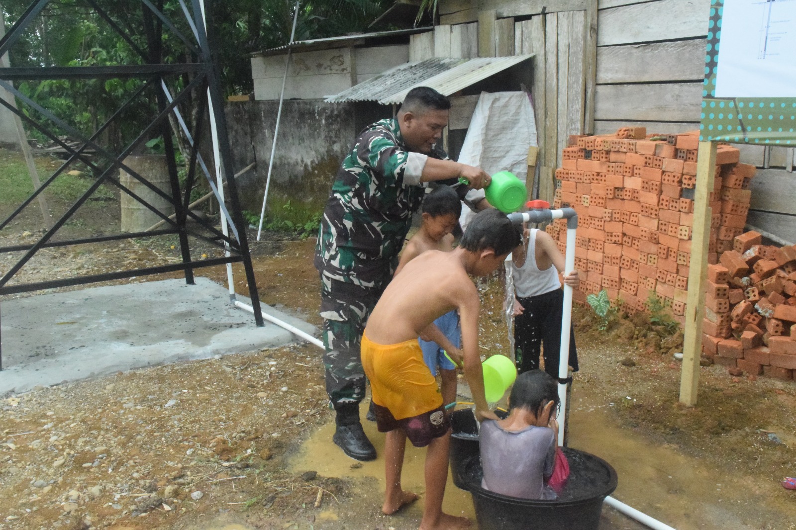 Anggota Satgas TMMD ke 122 Kodim 0420 Sarko Bercengkrama Dengan Anak-anak Warga Desa Bedeng Rejo 