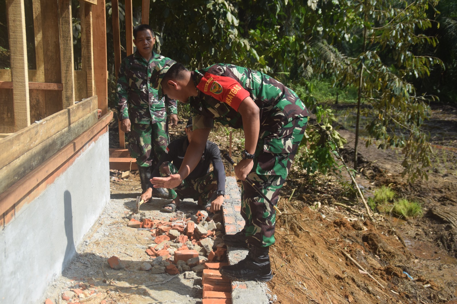 Dansatgas TMMD ke 122 Kodim 0420 Sarko Cek Pembangunan Kandang Kambing