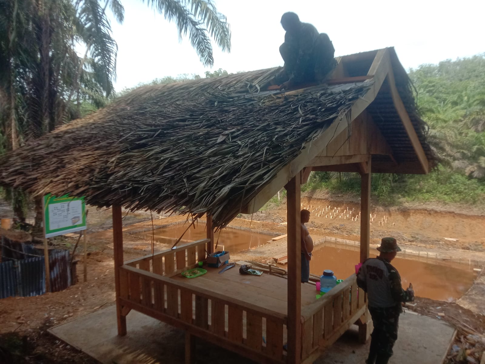 Anggota Satgas TMMD ke 122 Kodim 0420 Sarko Pasang Atap Saung