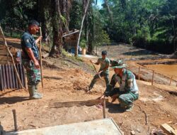 Anggota Satgas TMMD ke-122 Kodim 0420/Sarko Buat Jalan Menuju Saung 