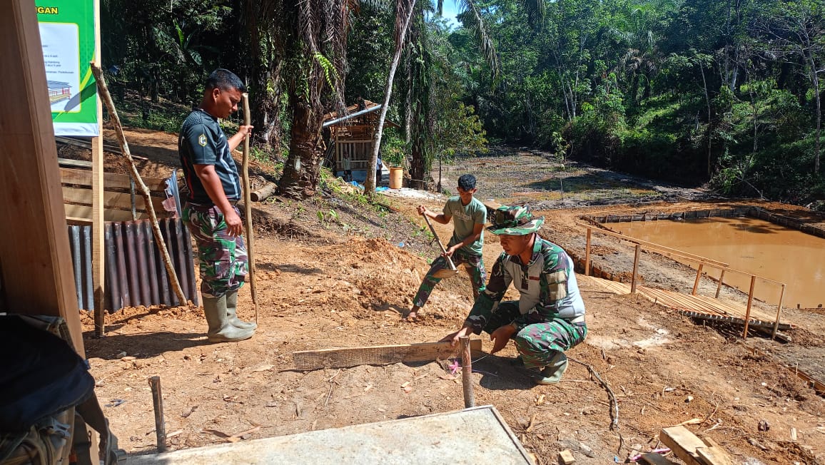 Anggota Satgas TMMD ke-122 Kodim 0420/Sarko Buat Jalan Menuju Saung 