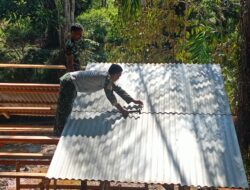 Anggota Satgas TMMD Pasang Atap Kandang Kambing 