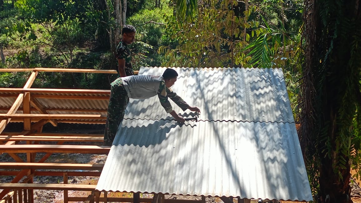 Anggota Satgas TMMD Pasang Atap Kandang Kambing 