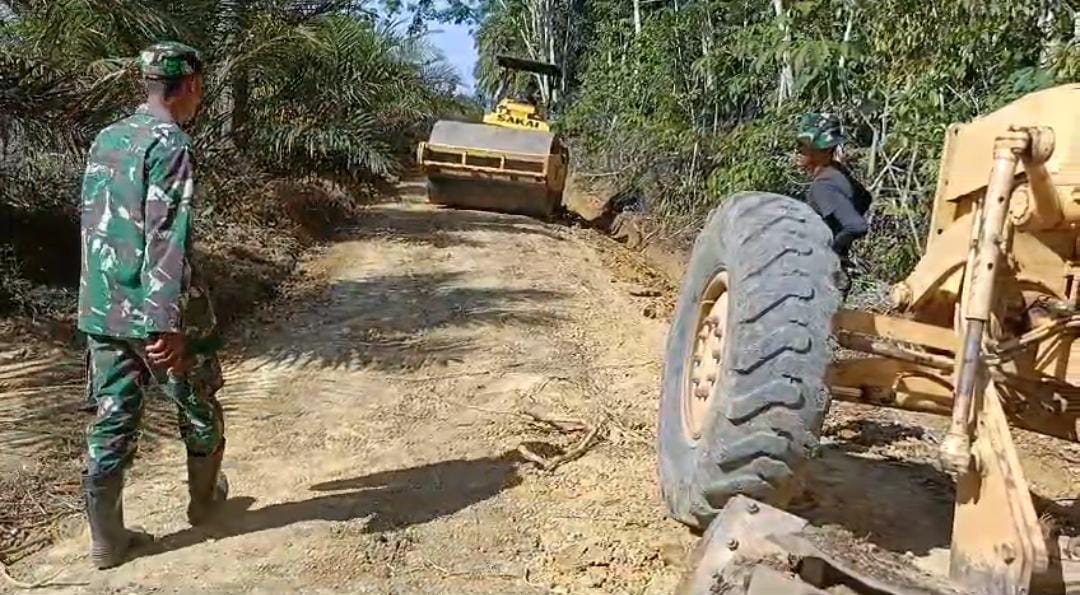 Pembukaan Jalan Penghubung Desa Bedeng Rejo ke Desa Sungai Putih Capai 90 Persen 