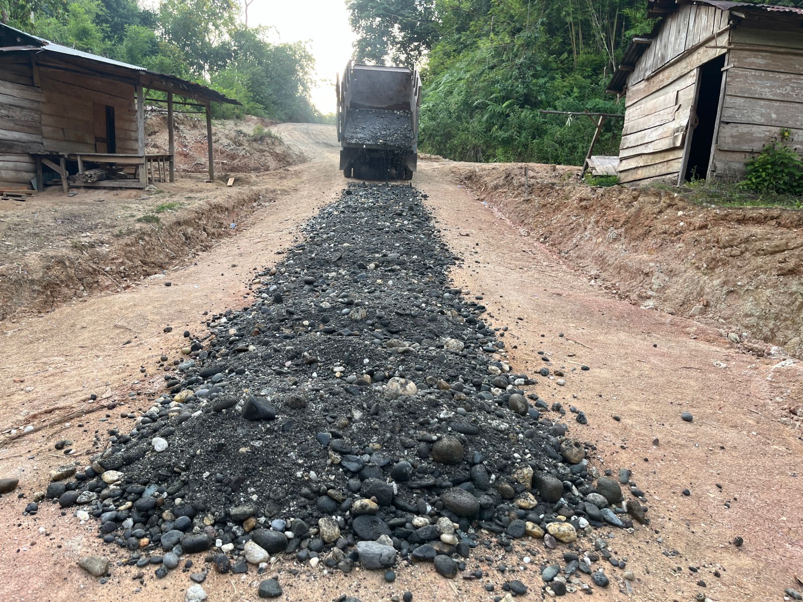 Satgas TMMD ke 122 Kodim 0420 Sarko Siram Batu Split di Jalan Penghubung Desa Bedeng Rejo ke Desa Sungai Putih 