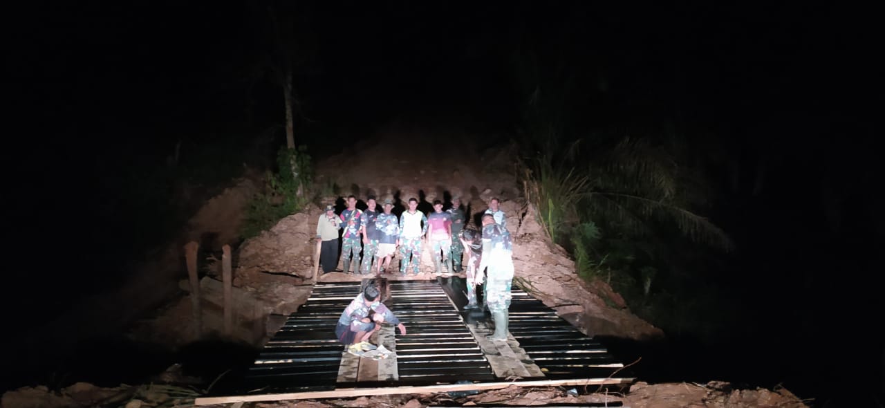 Kejar Waktu, Anggota Satgas TMMD Kerja Hingga Malam Hari Bangun Jembatan Darurat Dititik III 