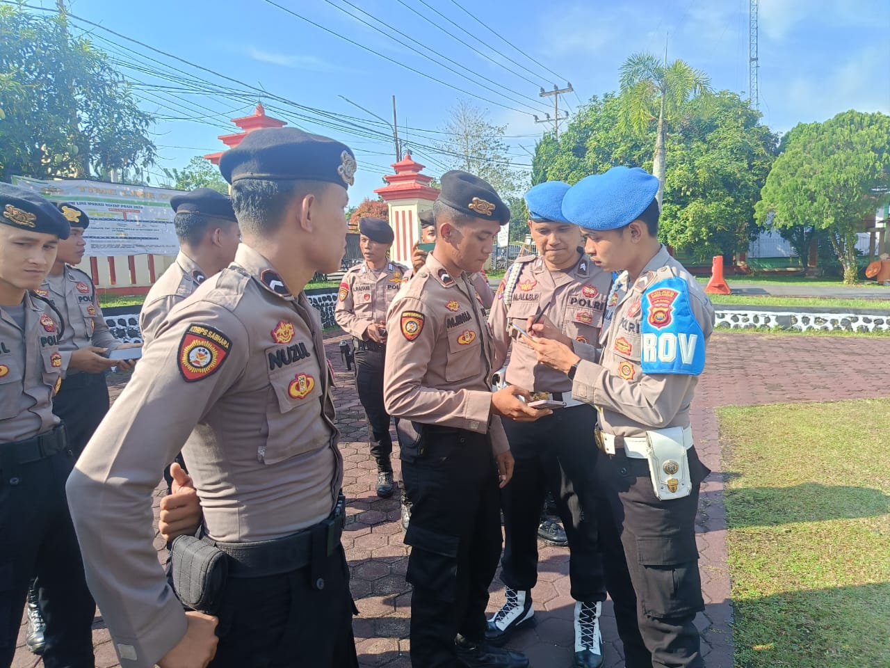 Usai Apel Pagi, Personel Polres Sarolangun Satu Persatu HPnya Di Cek Propam