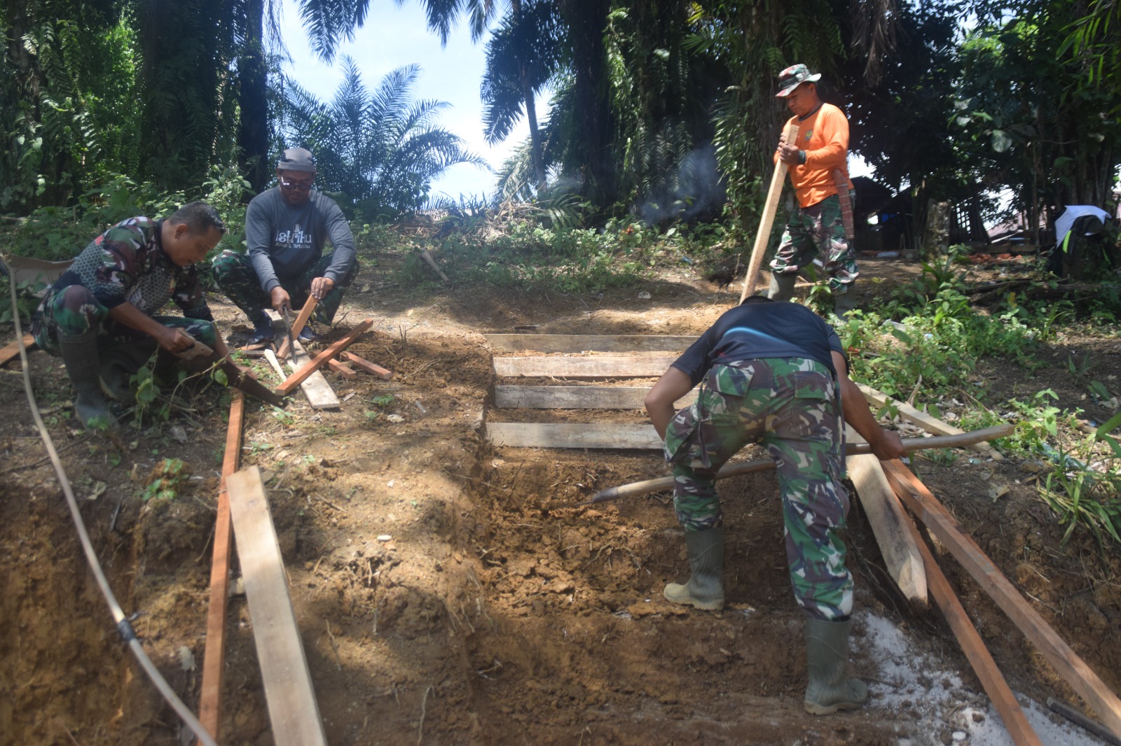 Anggota Satgas TMMD Ke-122 Kodim 0420/Sarko, Buatkan Tangga Untuk Akses ke Kolam