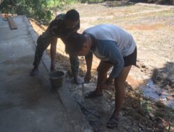 Sertu Okta Anggota Satgas TMMD Perbaiki Lantai Kandang Kambing