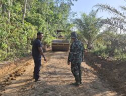 Didampingi Tim Teknis, Anggota TMMD ke 122 Kodim 0420 Sarko Lanjutkan Pengerjaan Pembangunan Jalan Baru