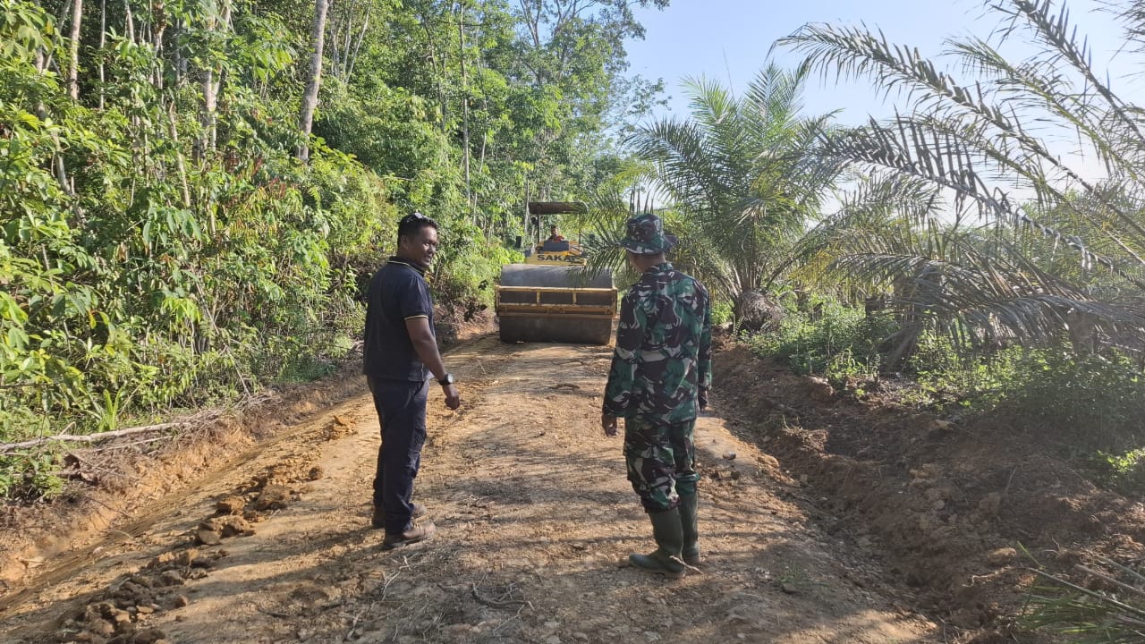 Didampingi Tim Teknis, Anggota TMMD ke 122 Kodim 0420 Sarko Lanjutkan Pengerjaan Pembangunan Jalan Baru