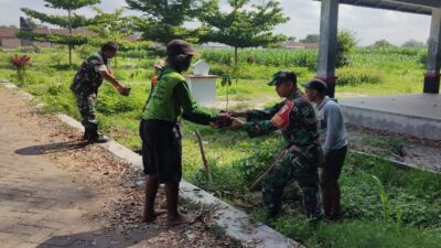 Lestarikan Lingkungan, Babinsa Talun Ajak Warga Tanam Pohon Di Kendalrejo