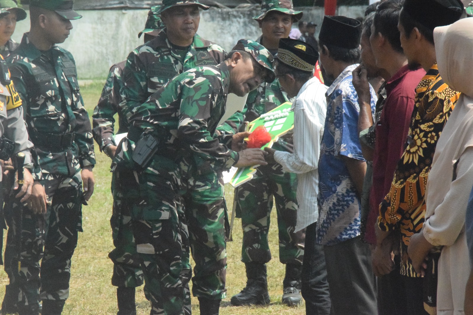 Danrem 042/Gapu Serahkan Simbolis Kunci Rumah RTLH kepada Bapak Supardi