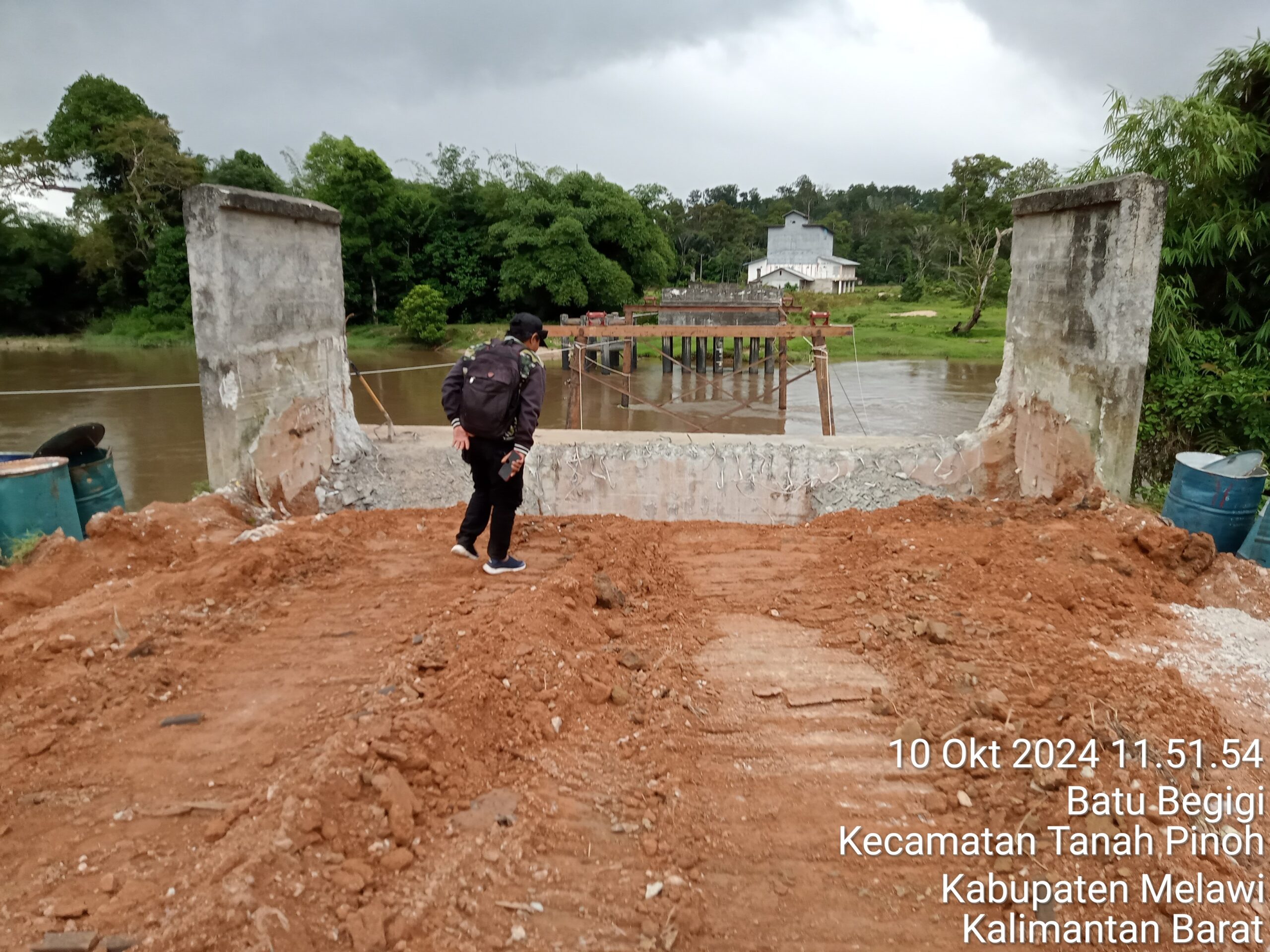 PEMBANGUNAN JEMBATAN KOTA BARU SUDAH BERJALAN NAMUN TIDAK ADA PLANG PROYEK