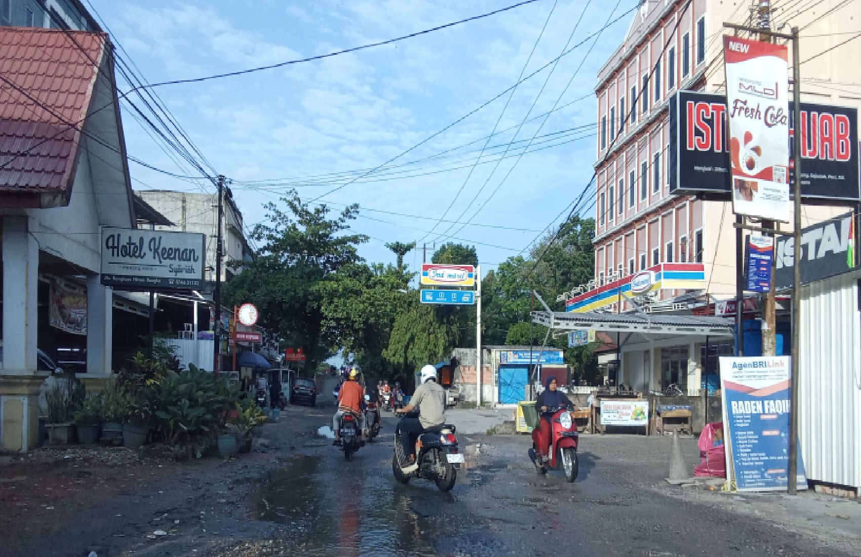 Genangan Air di Jalan Rangkayo Hitam ciptakan Nuansa Jorok pada jalan Daerah.