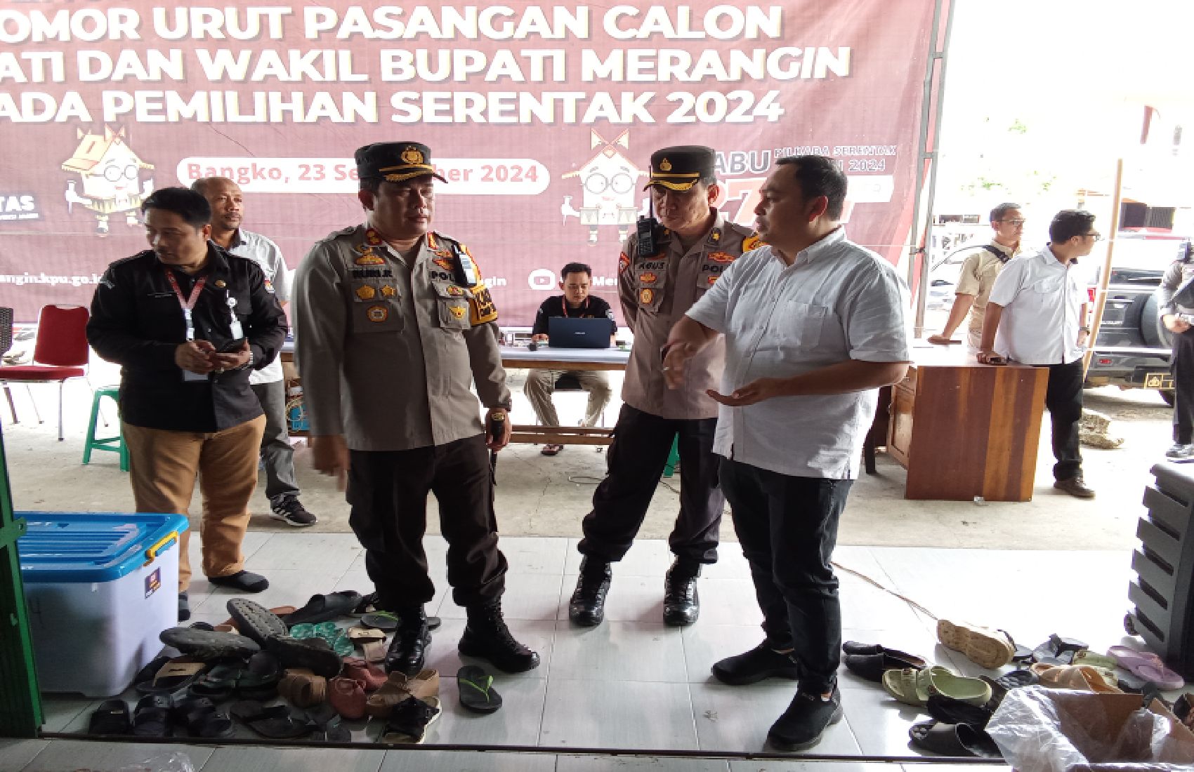 Kapolres Merangin Tinjau Kegiatan Pelipatan Kertas Suara di Gudang Logistik KPU di Waskita Karya