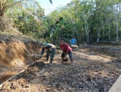 Anggota Satgas TMMD Ke-122 Kodim 0420/Sarko Rapikan Jalan Menuju Kolam